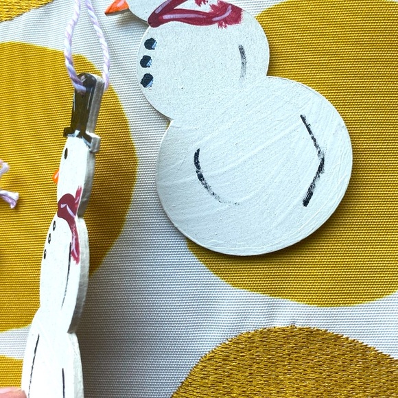 HANDPAINTED ๐๏ธ SET OF 3 Adorable ๐ฅฐ wooden SMOWMEN HOLIDAY ORNAMENTS ๐๏ธ - Picture 4 of 5